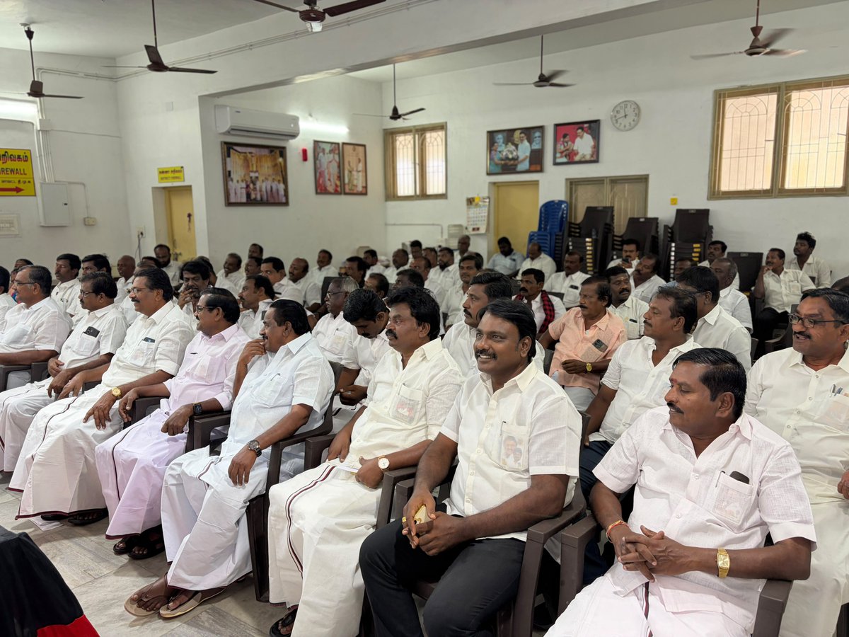 geethajeevandmk's tweet photo. தூத்துக்குடி வடக்கு மாவட்ட கழக அவசர செயற்குழு கூட்டம் கலைஞர் அரங்கில் வைத்து இன்று நடைபெற்ற போது.

உடன் தலைமை கழக பிரதிநிதிகள் நல்ல சேதுபதி,தமிழ் கா அமுதரசன், விளாத்திகுளம் சட்டமன்ற உறுப்பினர் G.V.மார்கண்டேயன், கோவில்பட்டி சட்டமன்ற உறுப்பினர் கருணாநிதி மாநகர செயலாளர் எஸ்.ஆர்.ஆனந்தசேகரன்,தலைமை செயற்குழு உறுப்பினர் ஜெகன் பெரியசாமி,மாவட்ட அவைத்தலைவர் செல்வராஜ் ஆகியோர் முன்னிலை வகித்தனர்.மேலும் கூட்டத்தில் தூத்துக்குடி தொகுதி கழக மாநகர பகுதி செயலாளர்கள், 
விளாத்திகுளம் தொகுதி ஒன்றிய பேரூர் கழக செயலாளர்கள்,
கோவில்பட்டி தொகுதி நகர ஒன்றிய பேரூர் கழக செயலாளர்கள்,  மற்றும் மாவட்ட அணி அமைப்பாளர்கள், சிறப்பு அழைப்பாளர்கள் திரளாக கலந்து கொண்டனர்.

#DMK