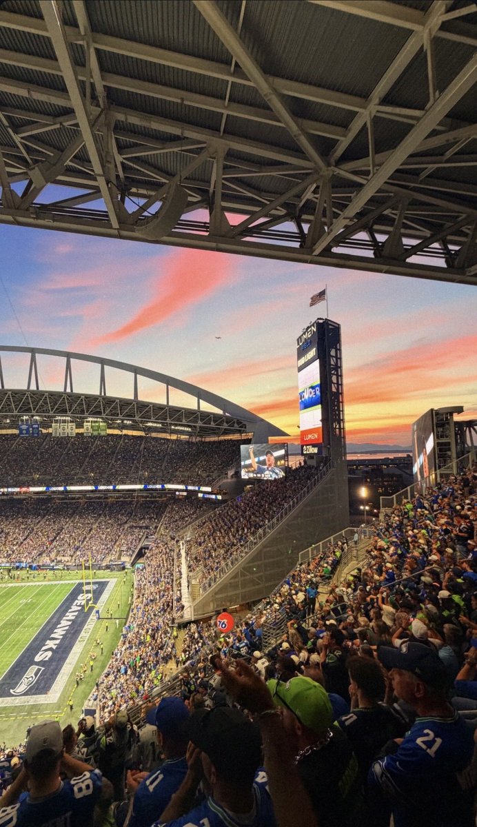 TopTrevor's tweet photo. Had a truly magnificent experience at Lumen Field last night watching Seattle overcome New England. 

Atmosphere was electric. 

#Seahawks #NEvsSEA https://t.co/8sxZqtvZhp