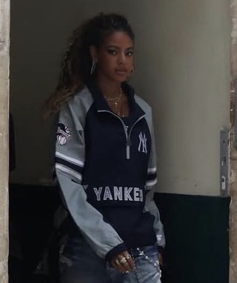thatssoyoncee's tweet photo. A pinch of Hov, a whole glass of Bey https://t.co/bp4NfdfeZZ