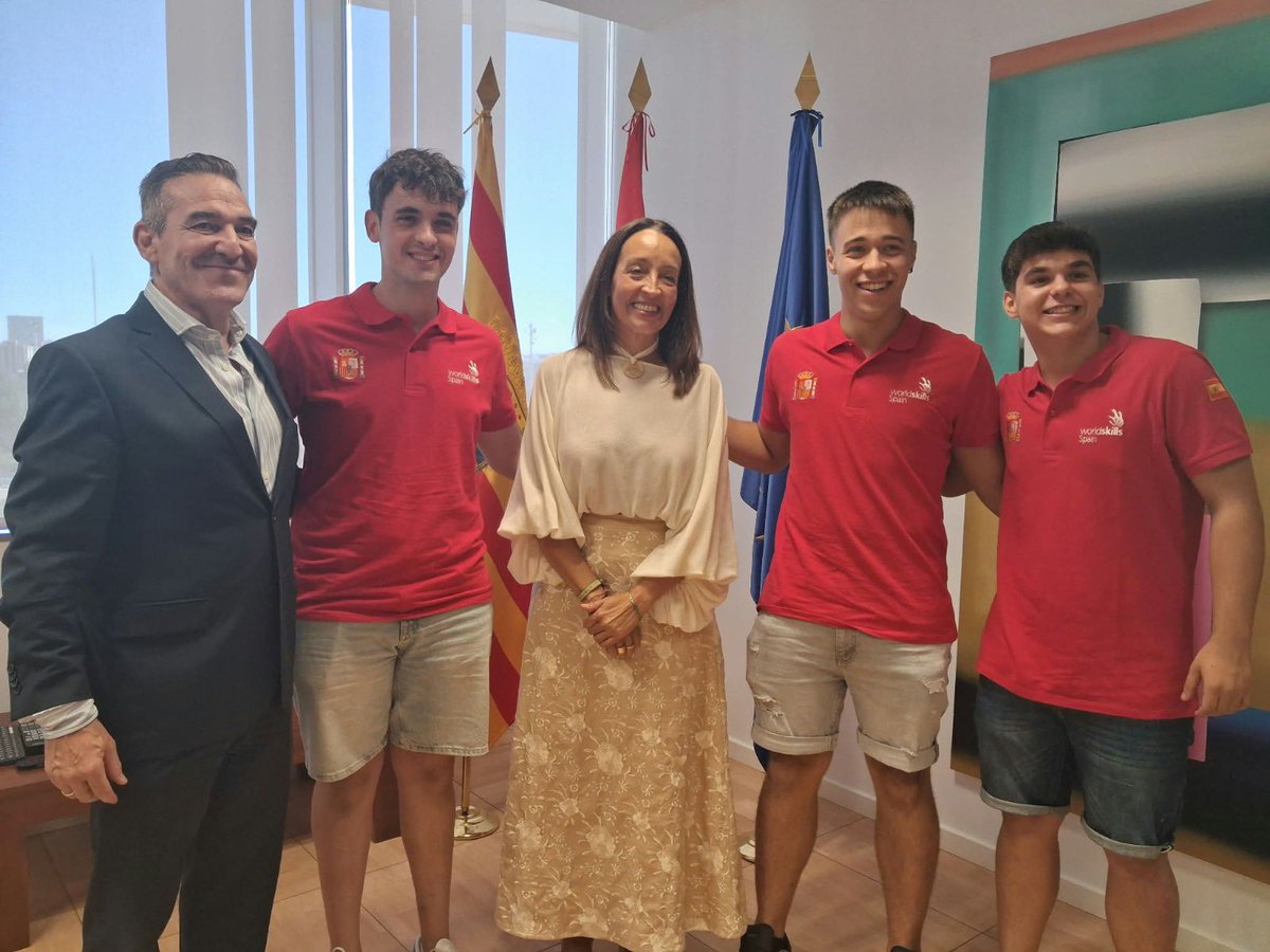 GobAragon's tweet photo. 🤝🏆@cmsusin recibe a los tres aragoneses que representarán a España en las WorldSkills de Shanghái

➡️ Raúl Gimeno, Francisco Beltrán y David Romero lograron la medalla de oro en las SpainSkills 2026 celebrada en febrero en Madrid y competirán este mes en la competición mundial de Formación Profesional.

https://t.co/95xvAHNrwP