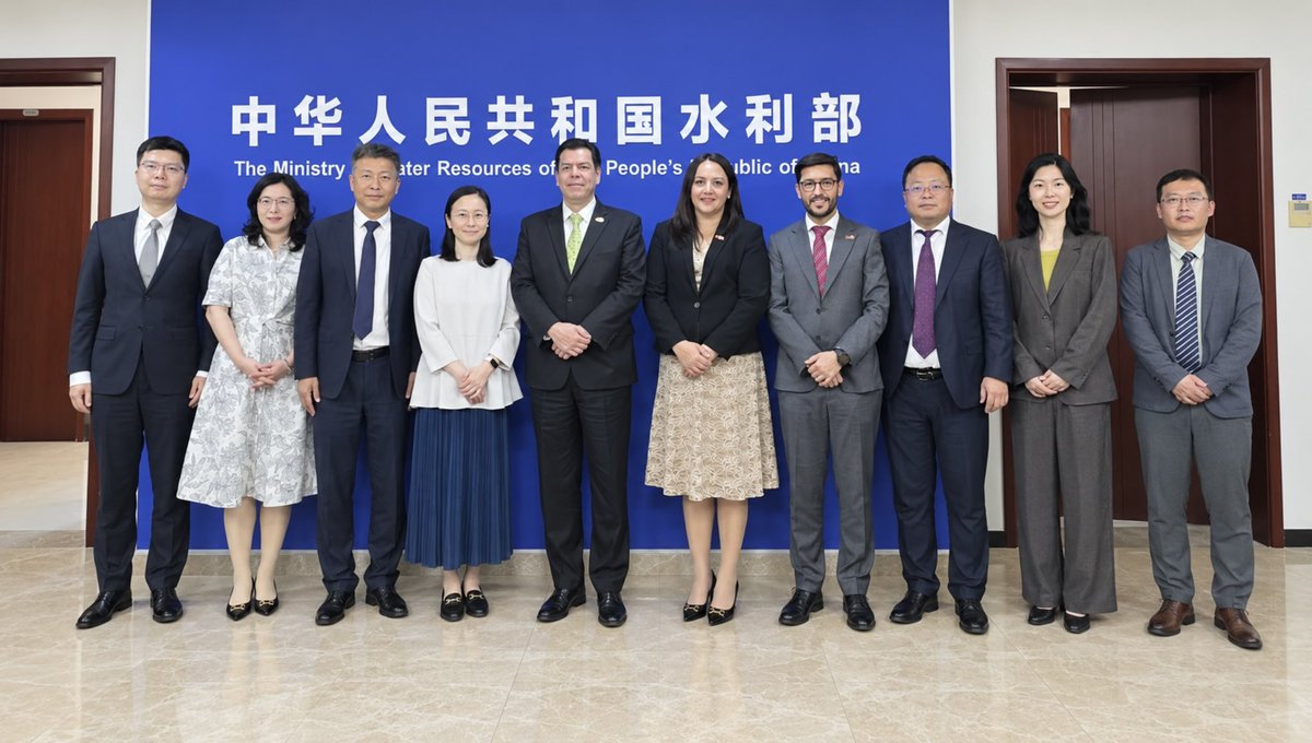 AMEXCID's tweet photo. En Beijing, la #AMEXCID sostuvo una reunión de trabajo con el Ministerio de Recursos Hídricos de China 🇨🇳 para fortalecer la cooperación bilateral en materia de gestión integral del agua 💧.

Durante el encuentro se identificaron oportunidades de colaboración en saneamiento y restauración de ríos y cuerpos de agua 🌊, seguridad hídrica, tratamiento y reúso, monitoreo inteligente 📡, prevención de sequías e inundaciones, así como intercambio de especialistas y fortalecimiento de capacidades🤝.

La reunión permitió acordar una ruta de seguimiento 🗓️ con miras a profundizar la vinculación entre las instituciones especializadas de ambos países y avanzar hacia una cooperación hídrica de largo plazo🇲🇽🤝🇨🇳.