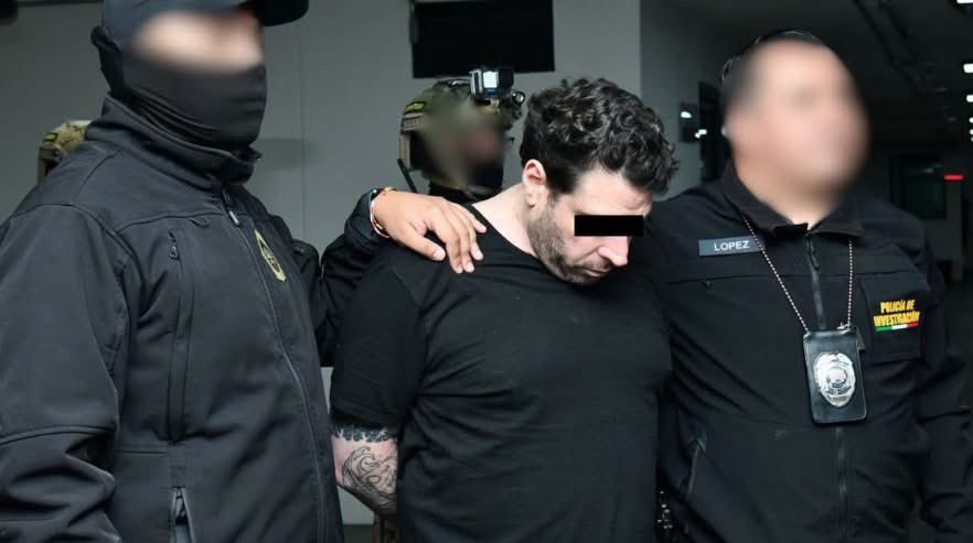 QueCosaNoticias's tweet photo. 🚨🧪Pruebas toxicológicas dieron negativo a drogas y alcohol en Diego Sebastián “N”, imputado por el multihomicidio de Atizapán, #Edomex. La FGJEM ha presentado cerca de 70 datos de prueba. Ya fue vinculado a proceso y permanece en prisión preventiva.

#Atizapán #Multihomicidio https://t.co/qJxHd5g1AL