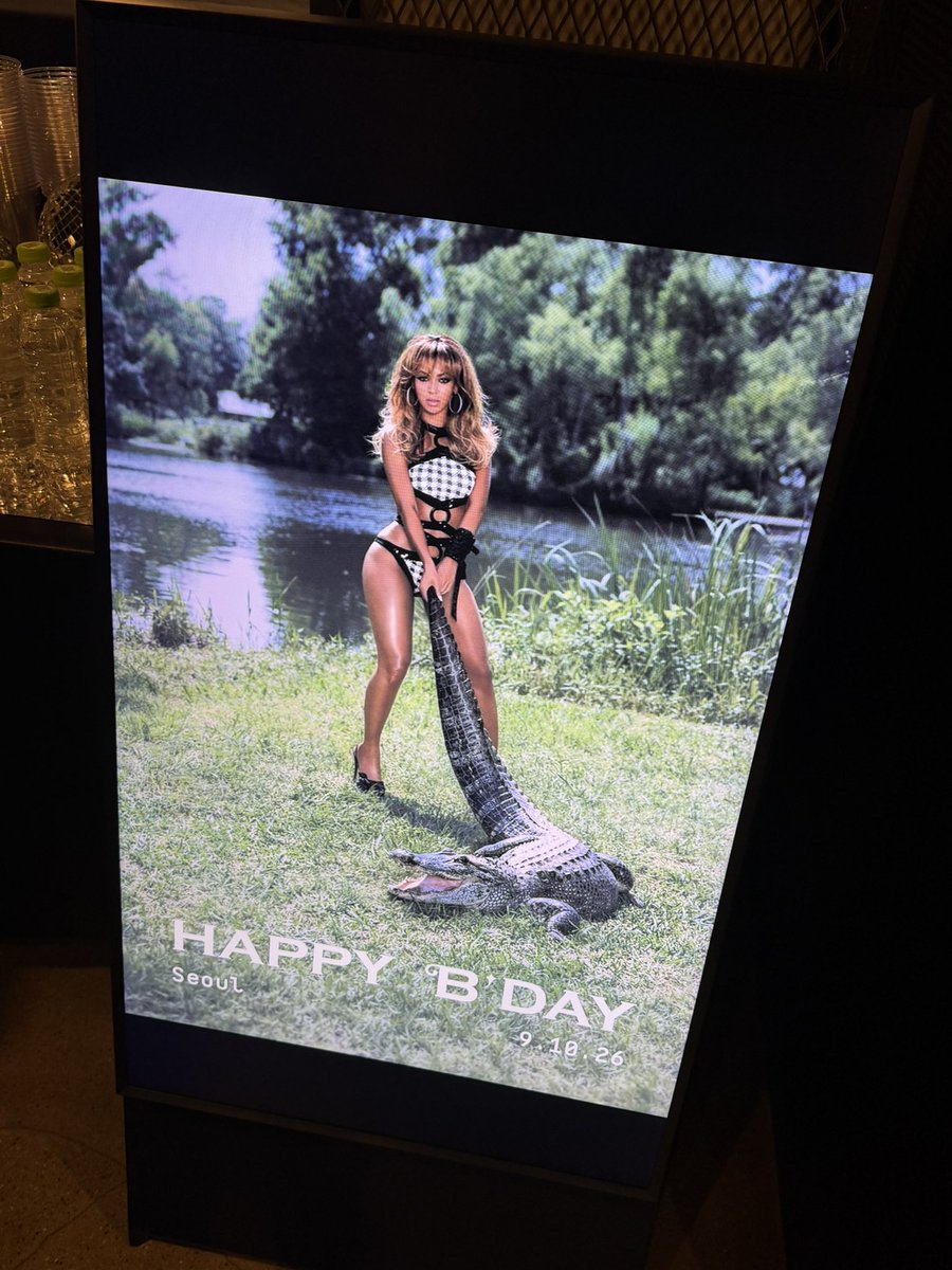 kebeanmoon's tweet photo. imagine your worldwide distribution company throwing you a bday party on a global scale yup that’s beyoncé #bday #beyonce #beyhive https://t.co/GSolLav8O2