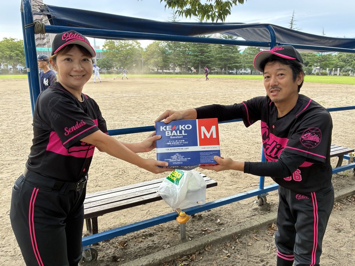 OLDIES__2026's tweet photo. 【8/29対外試合7試合目結果】
⚾️OLDIES 8-2 西多賀ヤンキース様⚾️
OLDEIS初の早朝試合は時間により5回2アウトまでとなりましたが見事勝利を収めることができました✨
この日はなんといっても先発のケンタロウが圧巻のピッチング！！
4回を完璧に抑え、見事勝利投手に👍❤️
ギャルピース＆を要求するもこれを拒否😅次回あのポーズならいいです！
ということで監督的にもオールオッケー🙆‍♂️

5回に登板した、あたり屋ともたんは2失点したもの���自責O
そして試合前には試合球を寄贈してくれました、
アリガトウ❤️
打線も4回に一挙6得点するなど攻守にわたりいい試合となりました。
早朝だとおじさん達は集まりやすいのか人数も揃うので今後早朝増やしていこうかな〜
対戦してくださるチーム様お待ちしております🩷

試合してくださった西多賀ヤンキース様ありがとうございました。またよろしくお願いいたします。
あっ！またスコアボード撮るの忘れたぁ〜！
#OLDIES
#メンバー募集中
#DH夫婦
#egg世代
#ゴーストライターザコシピ