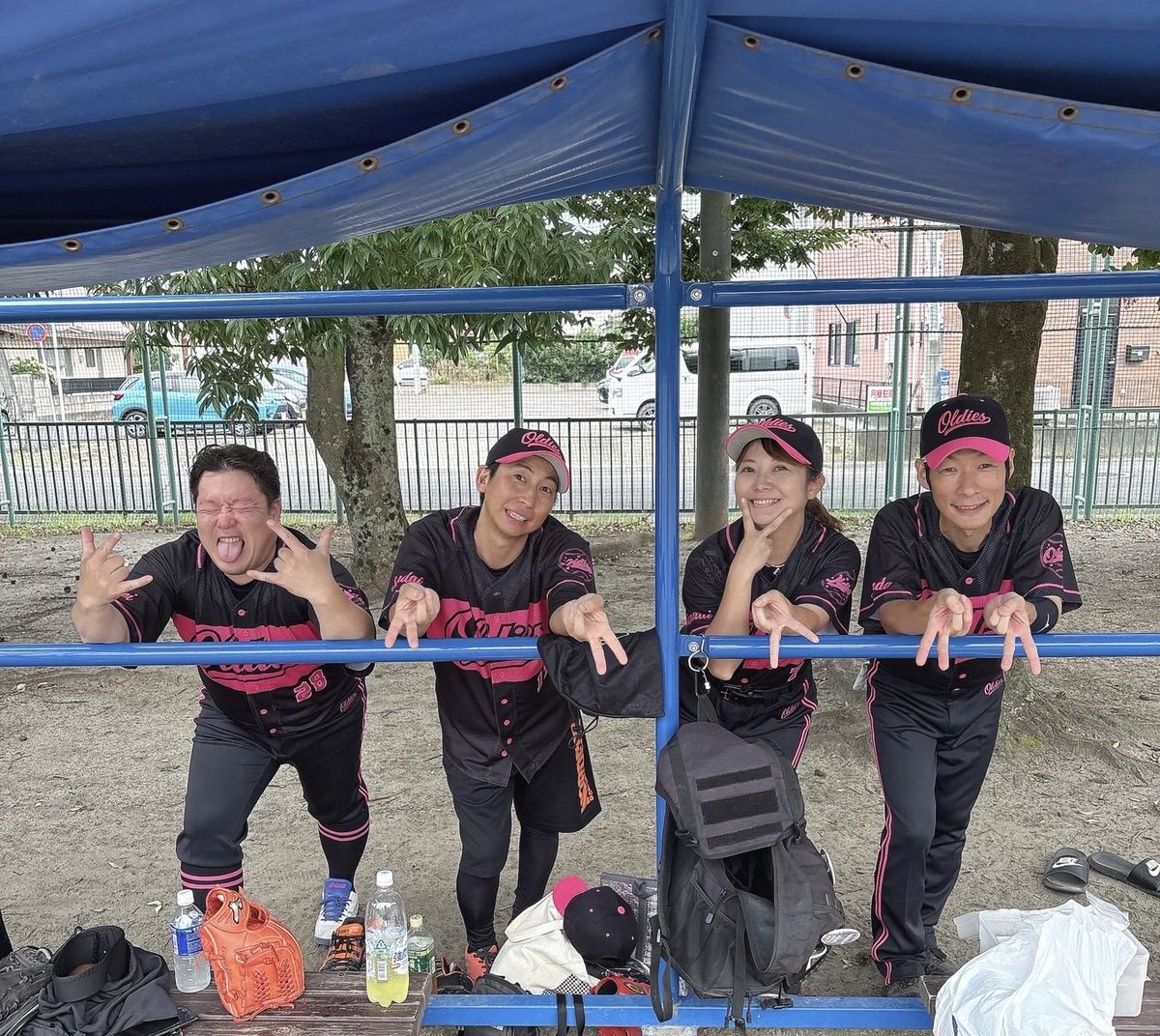OLDIES__2026's tweet photo. 【8/29対外試合7試合目結果】
⚾️OLDIES 8-2 西多賀ヤンキース様⚾️
OLDEIS初の早朝試合は時間により5回2アウトまでとなりましたが見事勝利を収めることができました✨
この日はなんといっても先発のケンタロウが圧巻のピッチング！！
4回を完璧に抑え、見事勝利投手に👍❤️
ギャルピース＆を要求するもこれを拒否😅次回あのポーズならいいです！
ということで監督的にもオールオッケー🙆‍♂️

5回に登板した、あたり屋ともたんは2失点したもの���自責O
そして試合前には試合球を寄贈してくれました、
アリガトウ❤️
打線も4回に一挙6得点するなど攻守にわたりいい試合となりました。
早朝だとおじさん達は集まりやすいのか人数も揃うので今後早朝増やしていこうかな〜
対戦してくださるチーム様お待ちしております🩷

試合してくださった西多賀ヤンキース様ありがとうございました。またよろしくお願いいたします。
あっ！またスコアボード撮るの忘れたぁ〜！
#OLDIES
#メンバー募集中
#DH夫婦
#egg世代
#ゴーストライターザコシピ