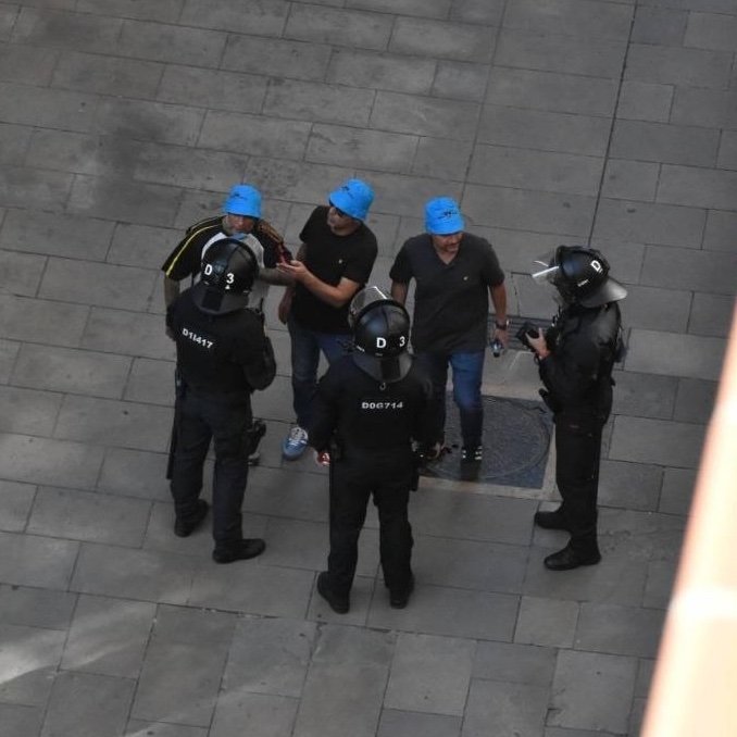 CarlesHeredia's tweet photo. Hi hagut coordinació i complicitat parapolicial entre la BRIMO @mossos , un col•lectiu ultra i els agressors al fotoperiodista a @jordiborras.

Calen explicacions d'@interiorcat i @socialistes_cat.

El @govern està fomentat l'extrema dreta catalana per interessos partidistes. https://t.co/VpdqYOmHcH