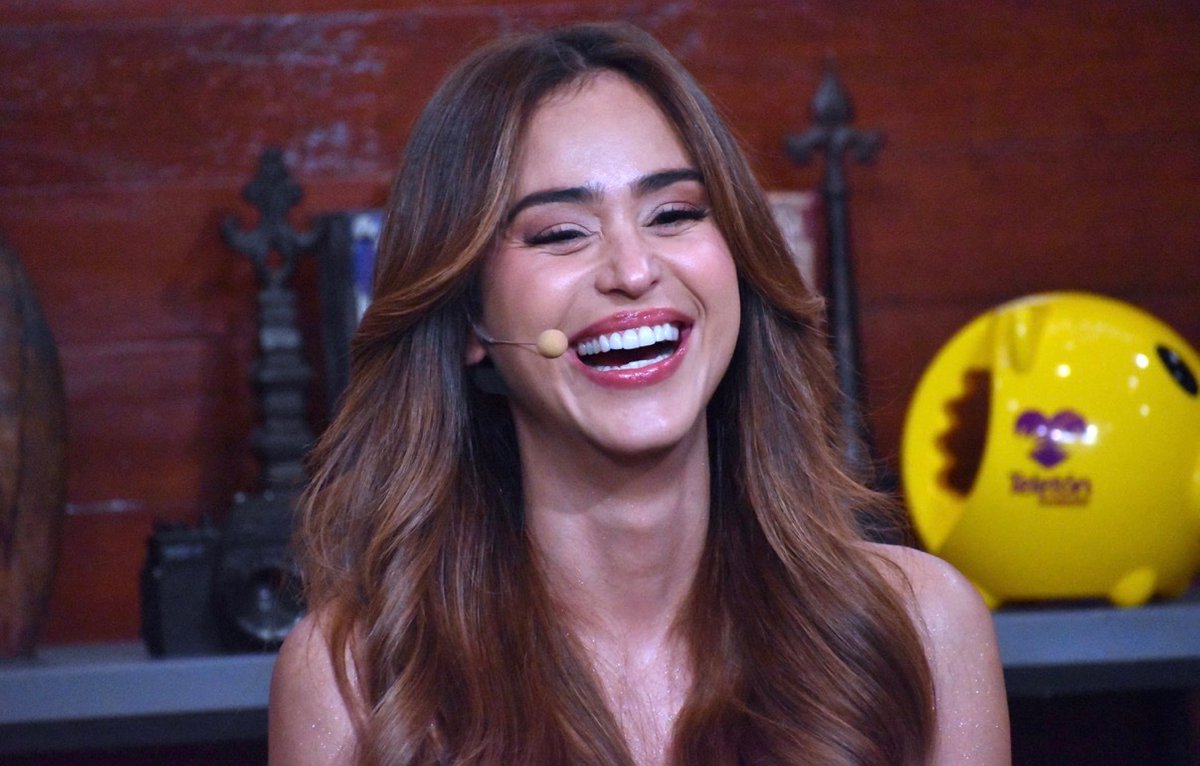 SamBrooks45's tweet photo. Hoy se habla de Yanet y se vuelve a sentir esa luz que nunca perdió 🩷✨ #TeamYanet 
YANET X MIEMBROS AL AIRE https://t.co/NsXipttOWk