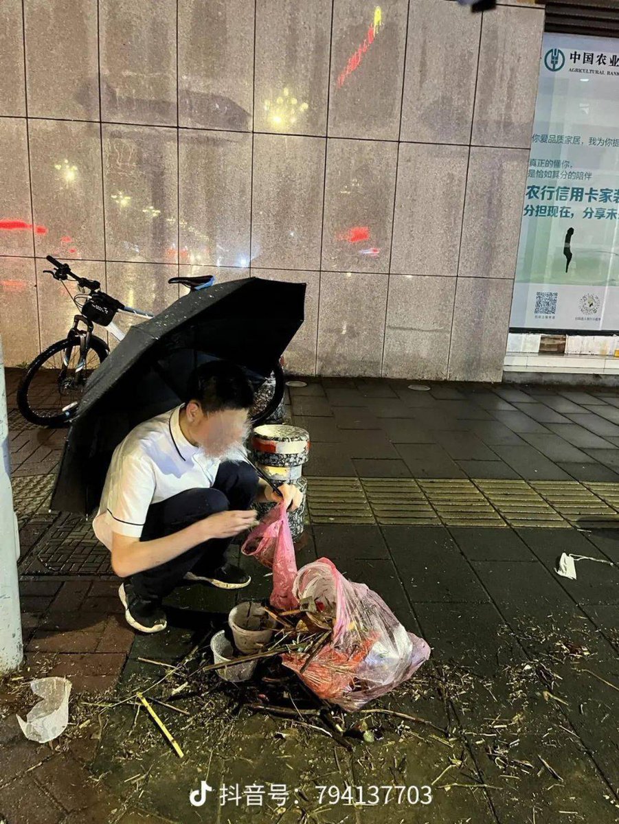 alorb739314's tweet photo. A stranger helped me pick up all my scattered grocery items when my bag broke in the rain. Small kindness, big warmth. https://t.co/j3BN3P7OPl