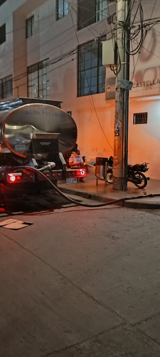 Jrod2607's tweet photo. @essmar_esp Un carrotanque llevando agua a puesto de salud. En Santa Marta. Ni vergüenza les da https://t.co/Dh0KSlL8yG