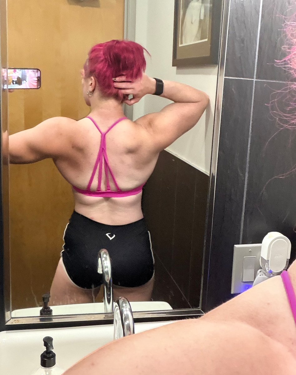 ClaireMax's tweet photo. My lats refuse to be restrained https://t.co/2tgxRoI4ke