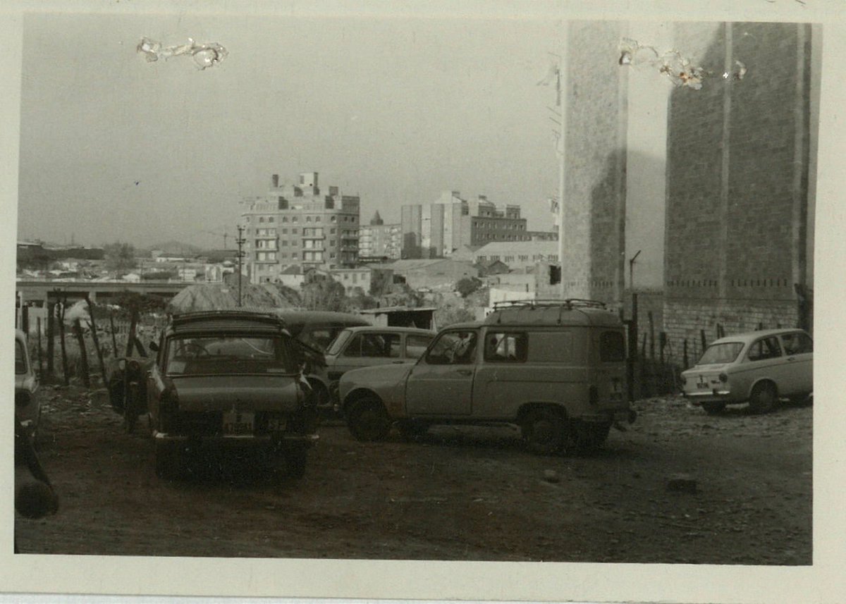 ireneuc's tweet photo. El carrer El•lipse de la Florida va ser planificat per Puig Gairalt els anys 20, però no va començar a ser urbanitzat fins els anys 40. Aquesta via rep el seu nom del fet que, el trajecte corbat del carrer, correspon amb l'arc d'una el•lipse. #HistoriaLH https://t.co/AMcx8glQNk