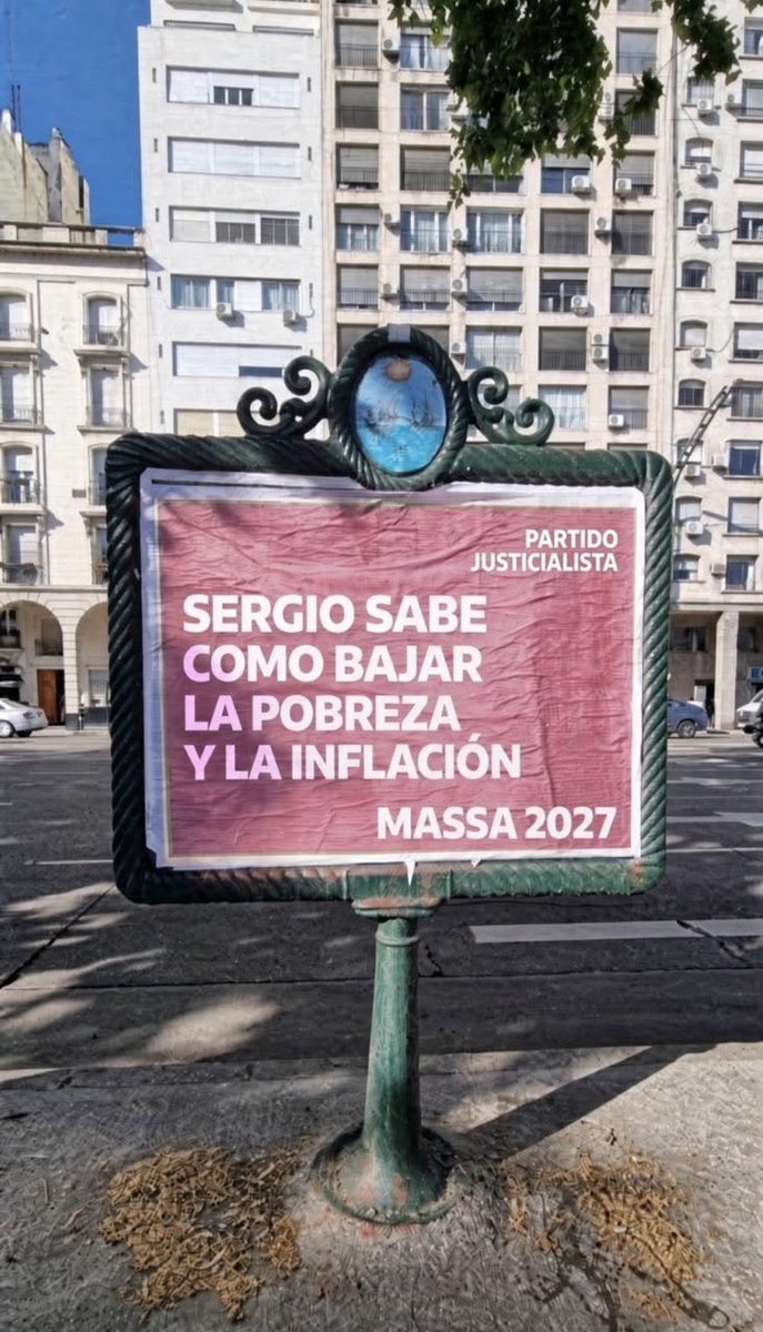flandivar's tweet photo. Peor argentino vivo. En el mismo podio que Alberto Fernández. Si hay algo de lo que saben es de pobreza e inflación, nadie hizo tanto por ellos como esos dos. https://t.co/GgzqDWxCiE