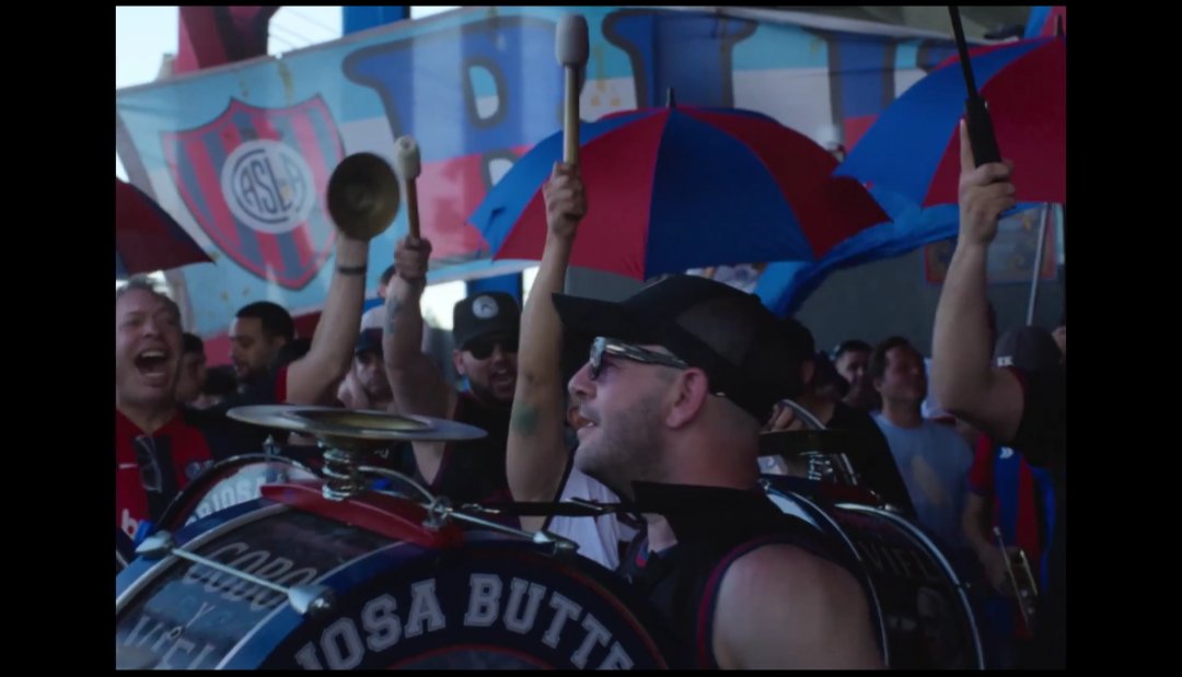 AgustinMuzzu's tweet photo. San Lorenzo es el único equipo que aparece en el documental de Oasis. Cantaron en River, fueron a la cancha de Boca, pero solo se quedaron con la gloriosa https://t.co/PFqN8jgfsx