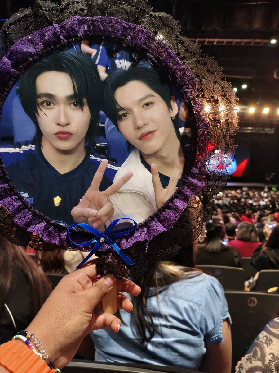 fk_lanii's tweet photo. Alguien la vió demasiado tiempo, y no diré quién eres (@besevboom 💗).
Lo que quería decir es que espero ir a verlos la próxima vez a Tailandia, pero no pude 555555
Muchas gracias por ser parte de la mejor noche de mi vida, siempre estarán en mi corazón. 
#OLFDreamOninMexico https://t.co/Lodwy7VK4b