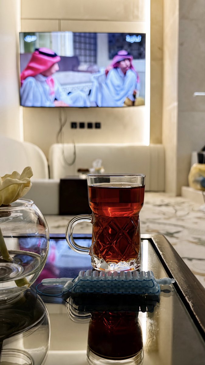 qhta1's tweet photo. ياحبيبي وش الي فيك ماهوب زين 
وانت سيّد مغن الزين عادك نما 

لـ اجلك .احول الشعار متذوقين 
لو غدا في ذوايقهم غرور زعما 

اعتبر من يقول ان فيه منك اربعين
ياردي عقل ولا في عيونه عما !

انت مـ الله خلق منك سوى نسختين
نسخةٍ فوق الأرض ونسخةٍ فِ السماء

— صالح النشيرا https://t.co/ddjXfa7vIy