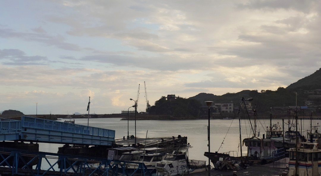 AwaAwamura's tweet photo. 鞆の浦、港の夕景。

鞆港 市営桟橋から見る西の空。

朝晩は涼しくなりましたね♪ https://t.co/HZ6qk1LgrP