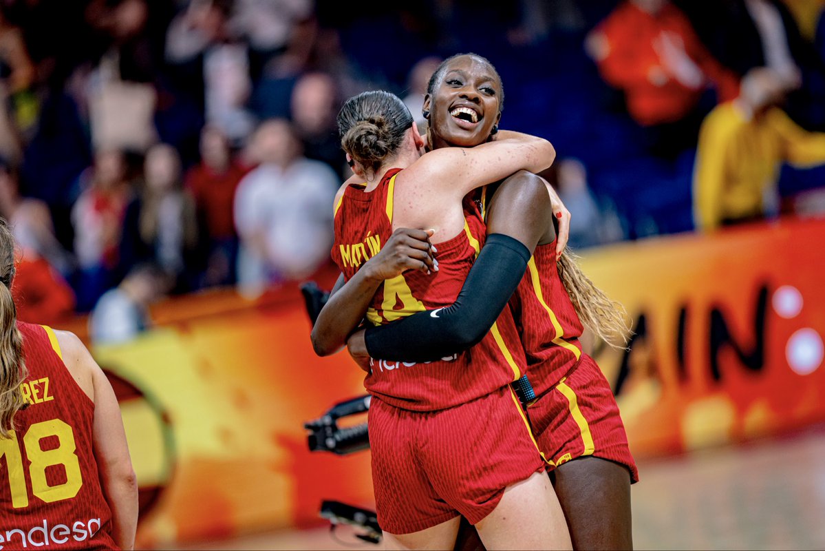 BaloncestoESP's tweet photo. Al FIN DEL MUNDO con ellas 😍 Estamos en Semis ❤️

#FIBAWWC #ElMundialDeTodos  #LaFamilia #SomosEquipo https://t.co/gyEdJAxjP3