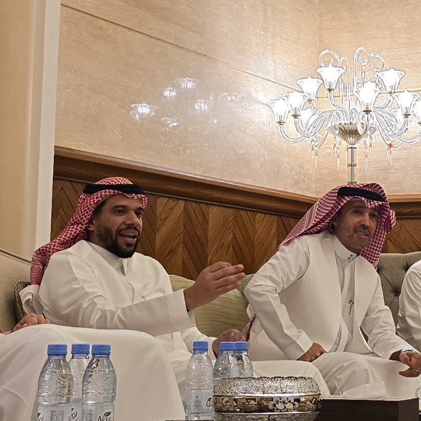 F35_ahli's tweet photo. أظهر وبان عليك الامان @KhalidAboRashed  صدقني كذا احترمتك دامك واضح وتدعم #الشنقيطي امام الملاء فلا تجي تقول اجتماع شخصي أنت شريك مع الشنقيطي .    

كلامك خالد ابوراشد : 
🎙️: الشنقيطي غير راضي بوضع الفريق

🎙️ الشنقيطي الاستغناء عن رياض محرز و فرانك كيسيه كان بقرار من المدرب ماتياس يايسله

🎙️ الشنقيطي الصفقات الأخيرة من اختيار اللجنة الفنية بالنادي

#الاهلي 
@ALAHLI_FC