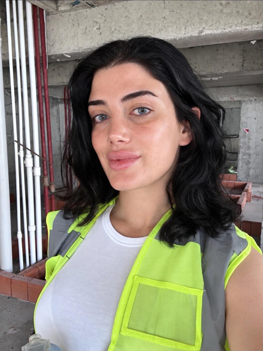 Bagimsiztaraf's tweet photo. İnşaat teknikerisin; makyaj yok, estetik yok, sadece betonun ve doğal ışığın var. Ortaya birbirinden farklı kareler çıkıyor. Sence en güzel kare hangisi? https://t.co/UPzw9q1MuF