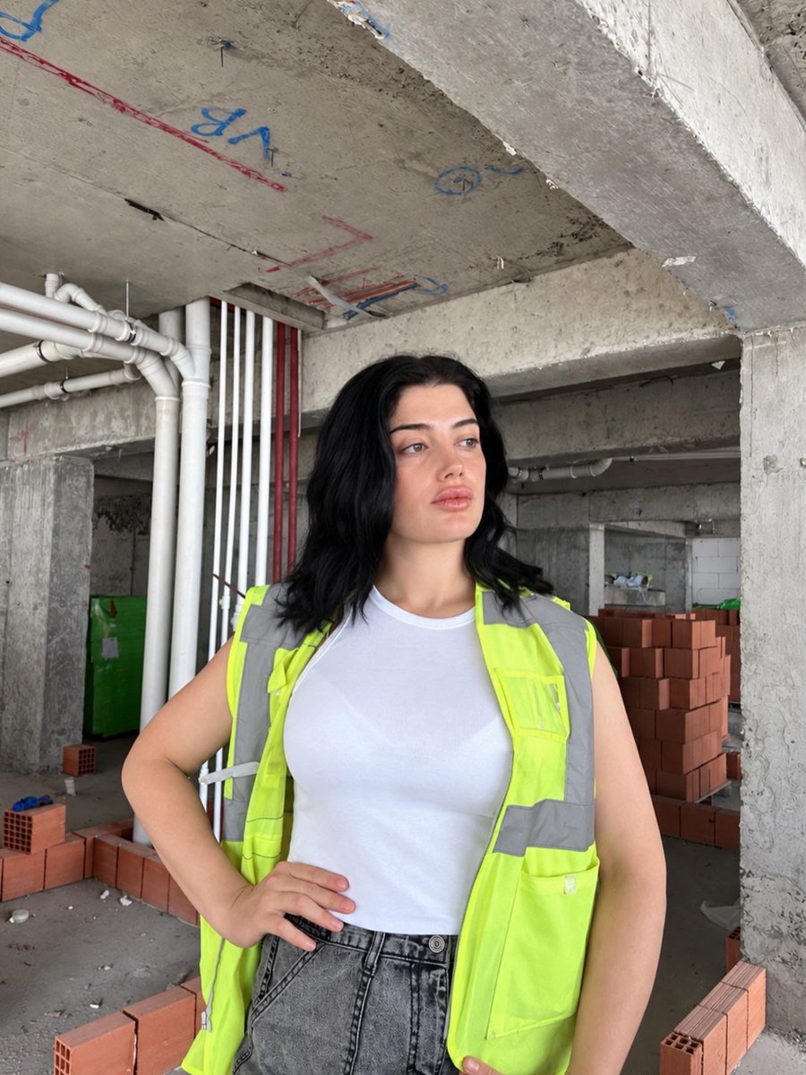 Bagimsiztaraf's tweet photo. İnşaat teknikerisin; makyaj yok, estetik yok, sadece betonun ve doğal ışığın var. Ortaya birbirinden farklı kareler çıkıyor. Sence en güzel kare hangisi? https://t.co/UPzw9q1MuF