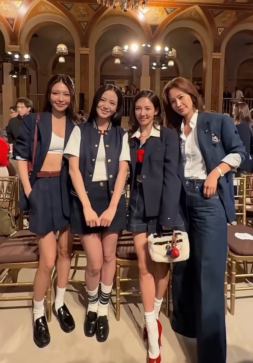 wannapinks's tweet photo. Con los ojos entrecerrados podemos decir que son las Blackpink… https://t.co/Xe4HswEev0