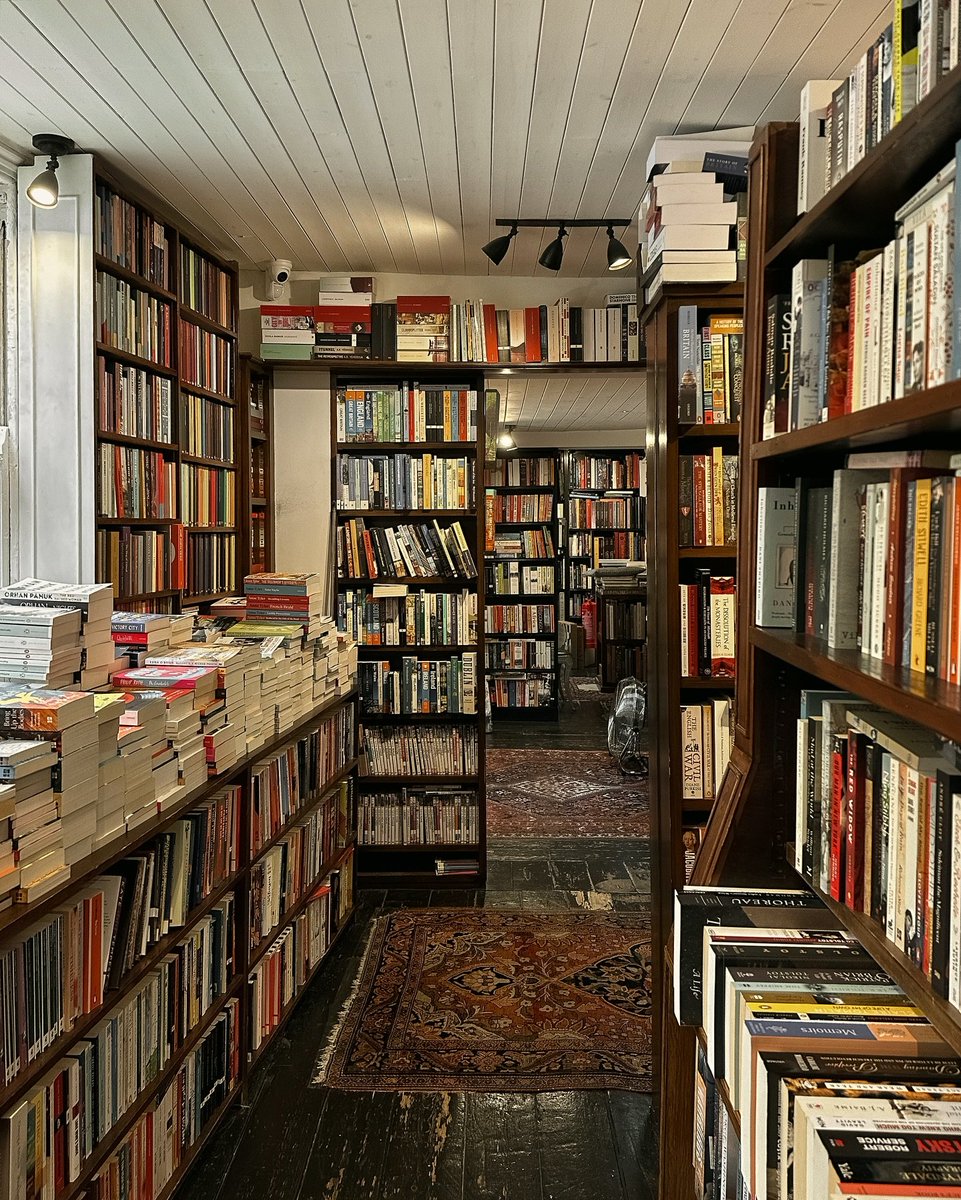 echoesofworld's tweet photo. book stores in England https://t.co/Xo09nk2hXr