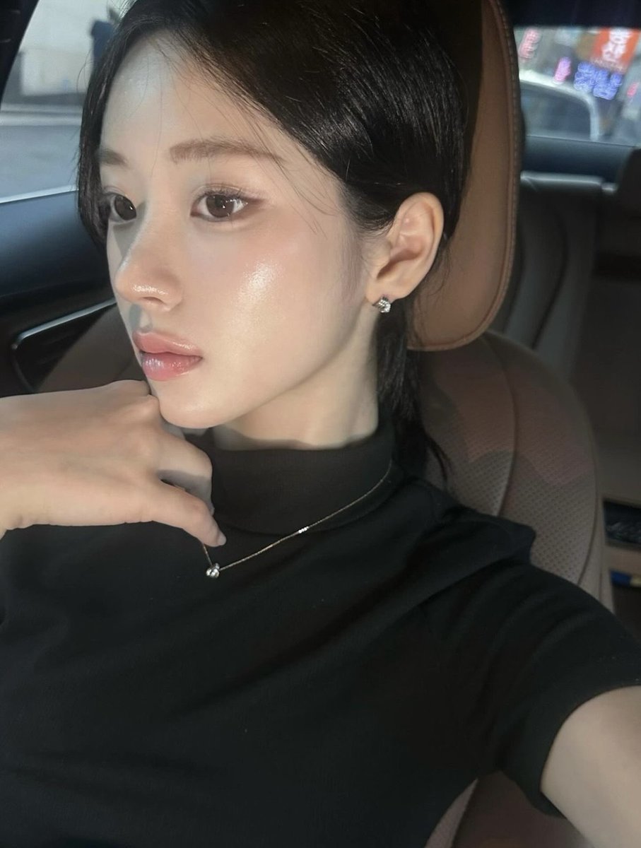 sonrinrin_'s tweet photo. 今年の秋なりたい雰囲気は完全にこれ。
艶艶リップっていうより粘膜の重たさを少し残したような彩度を最小限に落としたバームリップ。この色っぽさが憧れる…… https://t.co/VmO97b6vlE