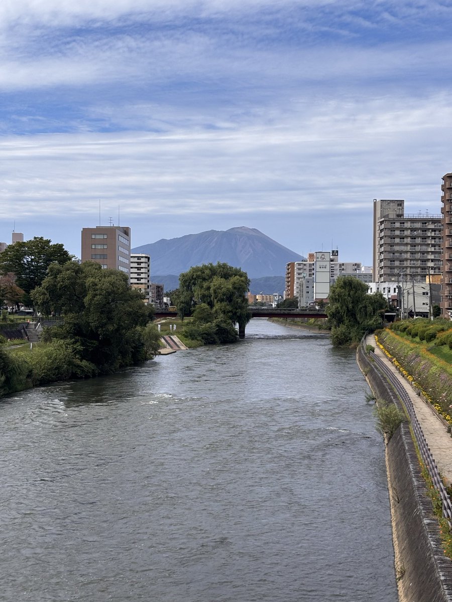 morioka_chugeki's tweet photo. 今日から中劇はお休みです！

かなり涼しくなってきましたが、岩手山はまだ夏の姿ですね⛰️
空はすっかり秋の空🍂
中劇が再開する頃には岩手山も冬の姿になっていると思います🏔️

また元気な姿でお会いしましょう😊 https://t.co/kZh8DkJueK