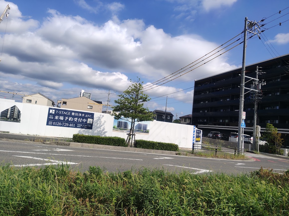 nagoyathematch's tweet photo. 広域名古屋新築マンション探訪  豊田市浄水駅
【Tステージ豊田浄水arc(2号)】定点観測 https://t.co/wSYLDD904B　平面駐車場100% 一部屋根付 
総戸数56戸 地上6階建て 
全体 1LDK・2LDK・3LDK 53.78㎡～83.97㎡

完成・入居済の「Tステージ豊田浄水」の北隣に出来る
「Tステージ豊田浄水arc.」です。
建築工事はまだこれからという段階ですが、外観もほぼ同じ作りですので、現地に行けばイメージは掴めると思います。

HPによると今月から第1期販売予定で、部屋のタイプも最小から最大まで売りに出される模様です。

駐車場は全戸数分で、建物1階が屋内駐車場、敷地内に青空平置き駐車場です。
ホントは青空の半分だけでもカーポート付けて屋根があると出勤時に霜が降りてないだけでも全然違うんですけどね。

また、夫婦で2台分必要、家族で3台必要の場合は周囲に月極駐車場、時間貸し駐車場が無さそうなので、事前確認が必要です。
（これはどこの物件でも同じですけど「特に」という意味です）