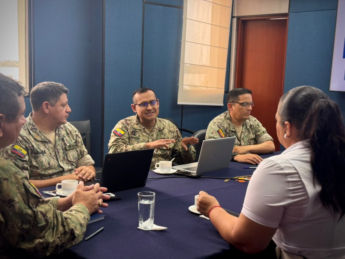 GoberManabi's tweet photo. La @armada_ecuador ejecuta en Manta, un proyecto piloto de DMS, iniciativa que permitirá fortalecer las capacidades de monitoreo, control y gestión de los espacios acuáticos. La gobernadora @avalleec estuvo presente en la exposición sobre los avances y alcances de este proyecto. https://t.co/6wJzTdsiyz
