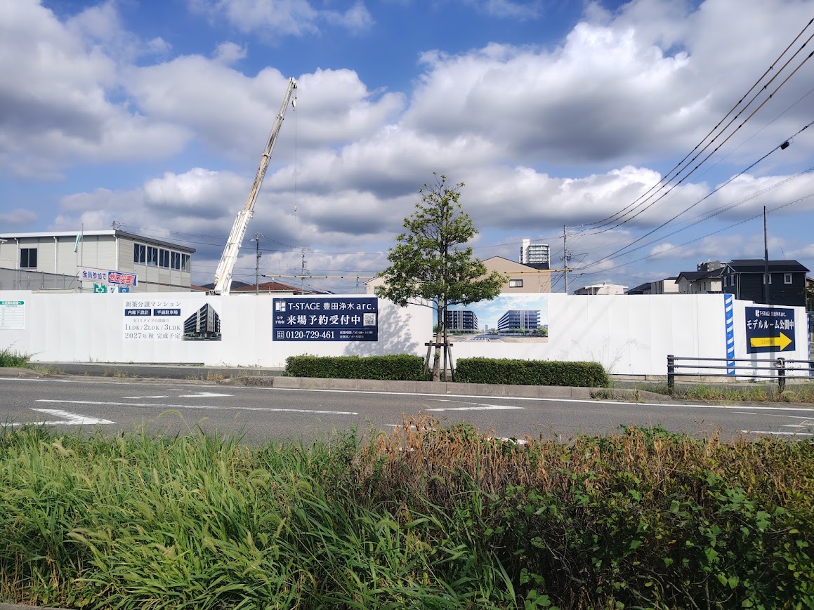 nagoyathematch's tweet photo. 広域名古屋新築マンション探訪  豊田市浄水駅
【Tステージ豊田浄水arc(2号)】定点観測 https://t.co/wSYLDD904B　平面駐車場100% 一部屋根付 
総戸数56戸 地上6階建て 
全体 1LDK・2LDK・3LDK 53.78㎡～83.97㎡

完成・入居済の「Tステージ豊田浄水」の北隣に出来る
「Tステージ豊田浄水arc.」です。
建築工事はまだこれからという段階ですが、外観もほぼ同じ作りですので、現地に行けばイメージは掴めると思います。

HPによると今月から第1期販売予定で、部屋のタイプも最小から最大まで売りに出される模様です。

駐車場は全戸数分で、建物1階が屋内駐車場、敷地内に青空平置き駐車場です。
ホントは青空の半分だけでもカーポート付けて屋根があると出勤時に霜が降りてないだけでも全然違うんですけどね。

また、夫婦で2台分必要、家族で3台必要の場合は周囲に月極駐車場、時間貸し駐車場が無さそうなので、事前確認が必要です。
（これはどこの物件でも同じですけど「特に」という意味です）