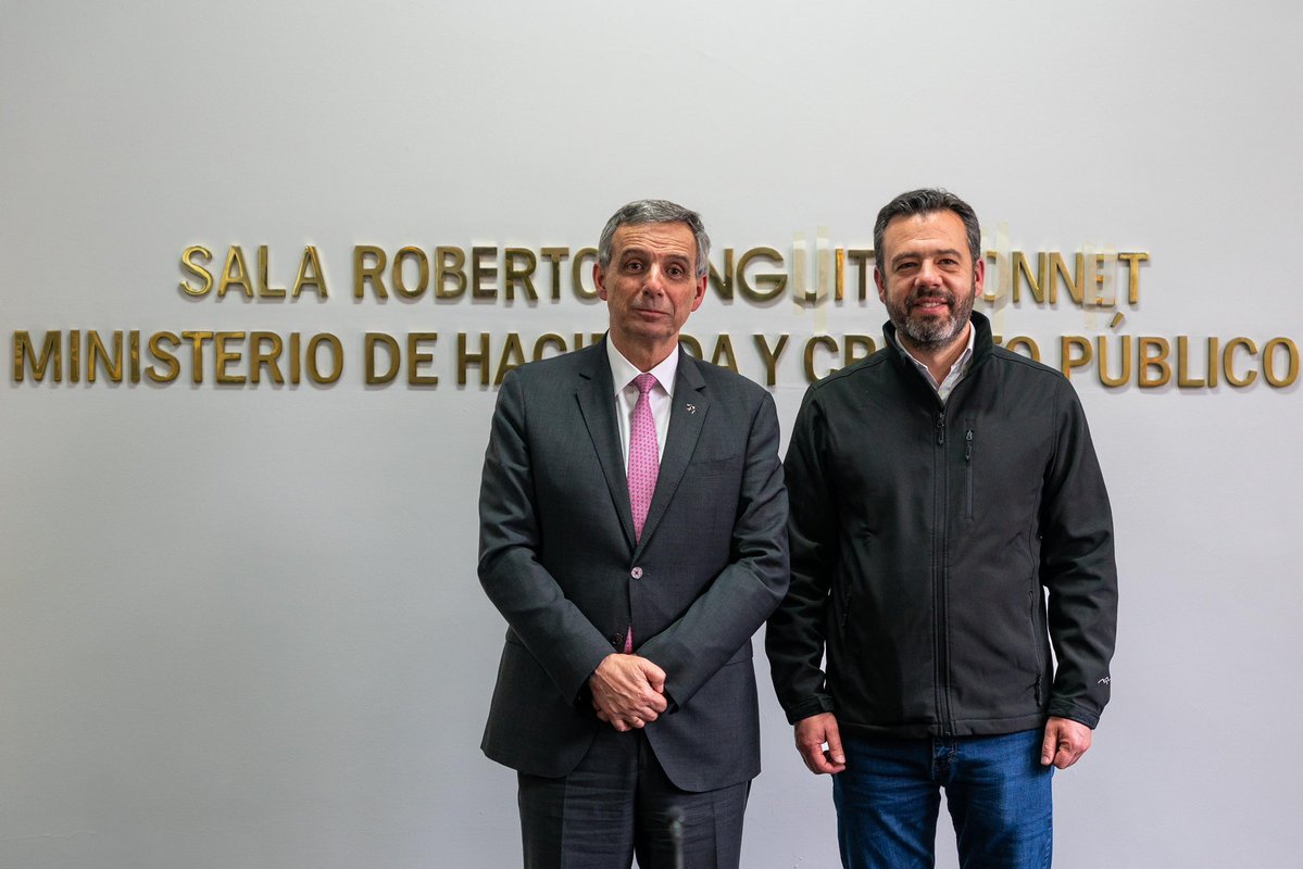 CarlosFGalan's tweet photo. Hoy me reuní con el ministro de Hacienda, @miguel_gomez_m, para hablar sobre los proyectos que Bogotá necesita sacar adelante. 

Fue una reunión muy productiva, en la que hablamos de los compromisos pendientes de la Nación con Bogotá, como los relativos a las troncales alimentadoras del Metro y lo que viene el otro año para la Línea 1. También revisamos los trámites necesarios para avanzar en un convenio de cofinanciación para la Línea 3 y los estudios para la Línea 4. Finalmente también revisamos dos proyectos claves para Bogotá: la PTAR Canoas y La Nueva Calle 13. 

Para Bogotá es una buena noticia poder trabajar con el Gobierno Nacional que ha manifestado su intención de apoyar a la ciudad respetando su autonomía. Seguimos avanzando para garantizar los recursos que nos permitan sacar adelante estos proyectos, que son necesarios y son deudas históricas de Bogotá.