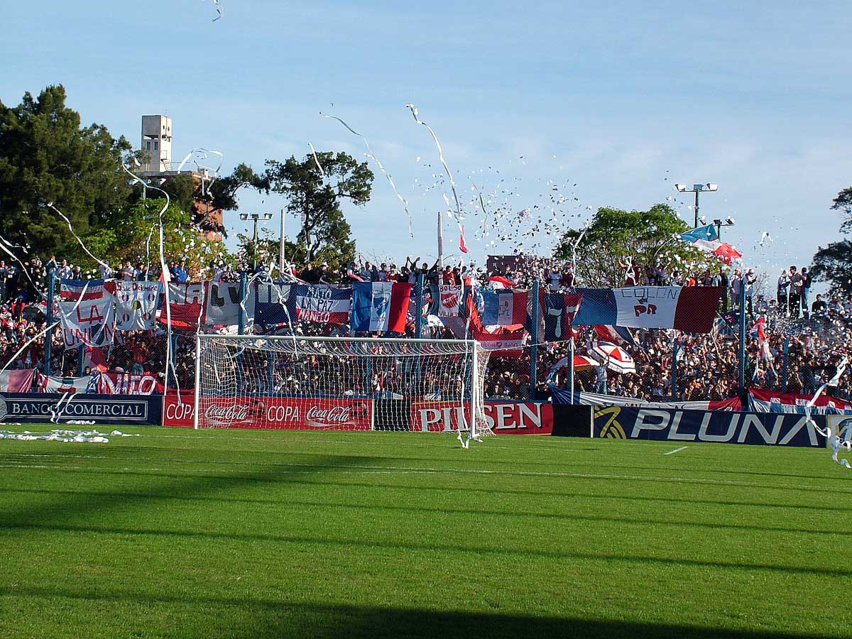 johnnytuki's tweet photo. Mirá las fotos. Mirá cómo cambió todo.
Y ahora mirá lo único que nunca cambió:
 los bolsilludos empujando para hacer más grande nuestra casa. 🔵⚪️🔴 Gran Parque Central 2006 https://t.co/kGURshOVvX