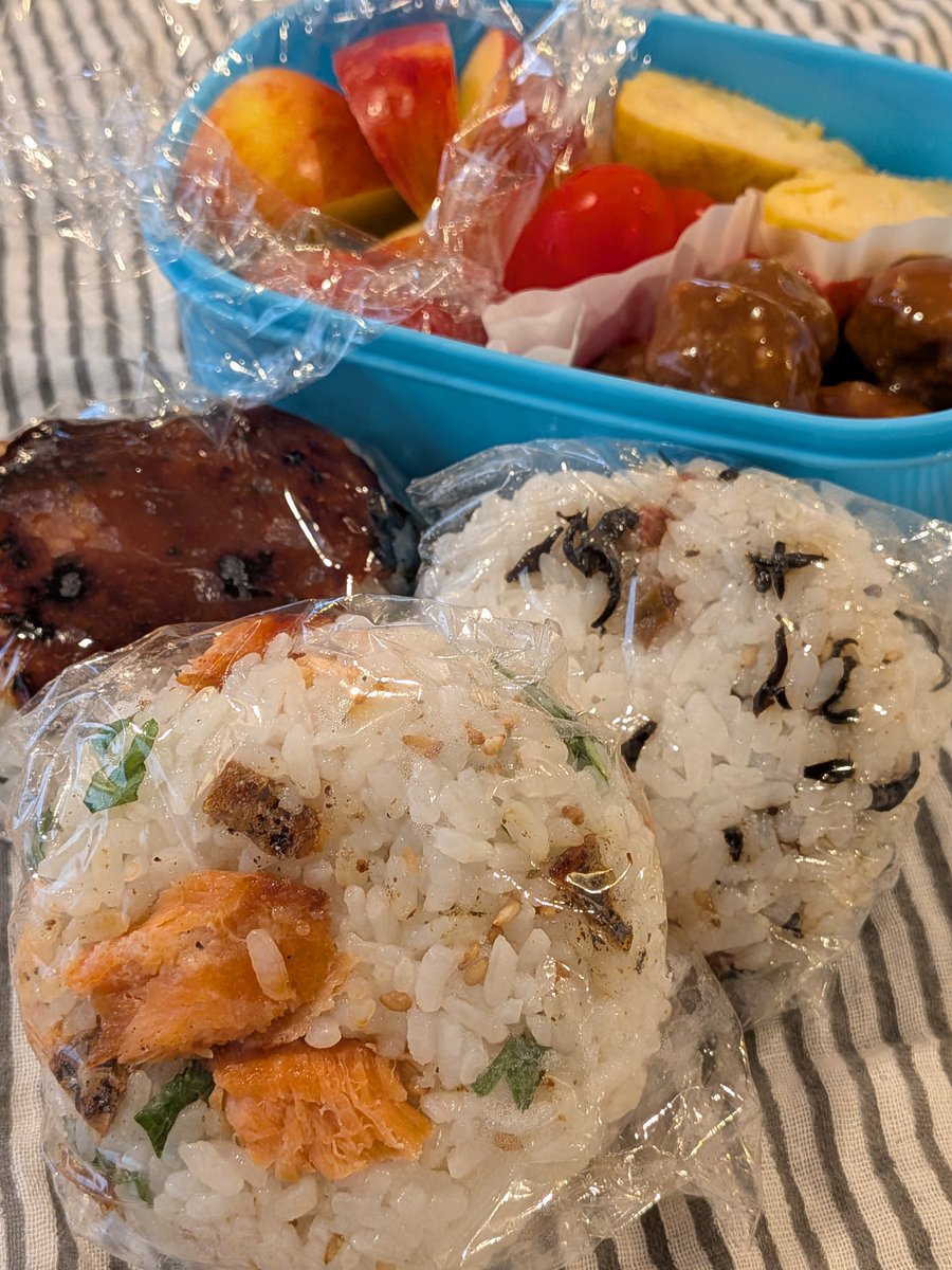 hyaskoy's tweet photo. #067

ムスコ、前夜なんとな��体調すくれず、学校行けるかどうか朝の様子見だなと思いつつの一応弁当。おにぎりは鮭大葉、梅ひじき、しらす＋焼き味噌。結局欠席。

#男子高校生弁当
#高校生弁当
#お弁当記録 https://t.co/d3L80RWEuD