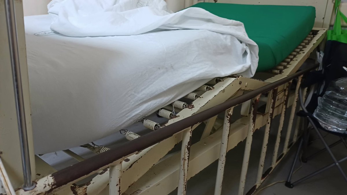 GARCIPAVON's tweet photo. Testimonio de un derechohabiente del IMSS 👇

¡Hola a todos! Solo quería presentarme y compartir una foto que tomé, 48 horas que no le daban comida a mi familiar, sin indicaciones del médico de ayuno, simplemente el de la comida finalmente comentó que la traía en otra lista. Afortunadamente, pude ingresar comida de contrabando, pero se ponen muy severos para que no te despegues del lugar, y finalmente le dieron esto. No puedo referirme mal aunque quisiera porque es comida, pero es una burla. Tengo 2 años de no darle harina por indicación médica y salen con esto! Clínica 17 en Monterrey, la cama de los años 60 no funciona para posicionarse, el problema es en la pierna y debe tenerla levantada para desalojar líquidos, pero está hacia abajo. Te quejas y solo se limitan a decir: "Es lo que hay". No se vale que digan "contrata un seguro particular", no cuando tienes 42 años aportando y no cualquier cantidad, es un derecho, no es limosna, pero este es nuestro sistema de salud tipo Dinamarca según nuestros gobernantes.

✍️   Tom Rey