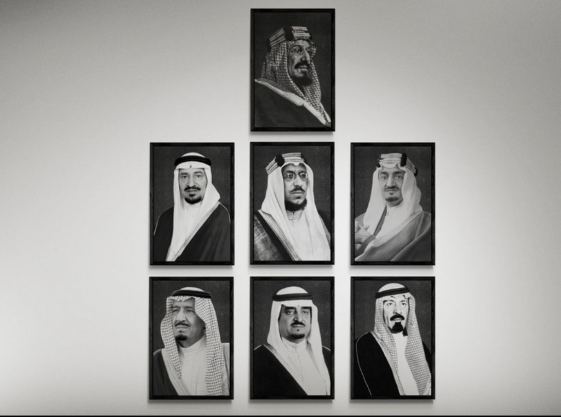 leer5s's tweet photo. الا لم يعلم الاقوام انا
لنا تاريخ تذكرهُ السنينا

ونشرب ان وردنا الماء صفواً
ويشرب غيرنا كَدراً وطينا
- فهد معيان 

(نحنُ من يرضخ له المجدُ ويفتخر بماضي الجد ونحمي حدودنا حدُ حد)

يُرسل الحوثي الغاشم صواريخه ونراها طراطيع الاطفال ونُكمل مشاويرنا ويتلاقى الصديق بصديقه والاخ باخيه ونَصِل رِحمنا ، نشرب وناكل ننام بأمن وامان وهدوء وأستقرار وراحه وسخاء في ظل هاذه الدوله وفي ظل حكامنا الذين اخلصو وقتهم وجهدهم في سبيل راحتنا وأمننا ومستقبلنا، فلا لنا الا ان نقول نحن معكم خالصين ارواحنا ودمانا فداء وعطاء لهذا الوطن العظيم الذي يحمل الحرمين الشريفين ثم (حاكم امين، لشعبه مصين )
 
لم ولن تستطيع ايها العدو بأن تمس ولاء السعودي لوطنه وارضه وحكامه ، 
نعم نحنُ من خرجو عام 2011 في ظل فتنة الربيع العربي الذي كانو يتوقعون خروجنا بمظاهرات لااسقاط الحكم ، فخرجنا نستقبل بشوق وحب الملك عبدالله بعد رجوعه من علاجه رحمه الله ، نعم نحنُ الذي احدى مناطق المملكة ظهرت في حرب عاصفة الحزم تطوعو ب ١٠ الاف رجل لمساندة الجهات الامنية ، نعم نحنُ من نظهر كل يوم ٢٣ سبتمبر نحتفل بِكُل حُب و فخر واعتزاز وثقة ، ونحمل الحب والاعتزاز والثقة والفخر في باقي ايامنا واعوامنا، وغيرها الكثير من المواقف التي يَرويها التاريخ بكل فخر ،   نموت ونحن نعلن  ولاءَنا لهذا الوطن الكريم ، فلا اقول إلا 

( حفظ الله هذا الوطن وادام الله حكامنا وولاة أمرنا وقيادتنا الرشيدة ونحن معكم جاهزين لأي امر دِمائُننا وارواحنا فدا لهذا الوطن وحكامه 💚 ) .

{قامت الدنيا معك يومك تقوم
ومارجعت الا بهيبة وأنتصار 

سِر بِنا يامحمد وعزك يدوم 
ومعك حنا من مسار الى مسار .}

#السعودية 
#أبها 
#KSA 
#الجيش_السعودي