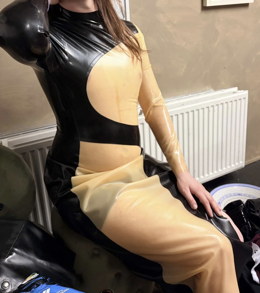 Latexmoderr's tweet photo. Wish I could try this on again >_< https://t.co/W0cNg4iHEi