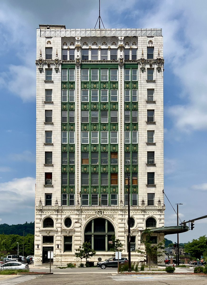 gmoult's tweet photo. appalachian skyscraper 

charles w. bates, national bank of wv, wheeling, wv (1915) https://t.co/QnUAM0mwlL