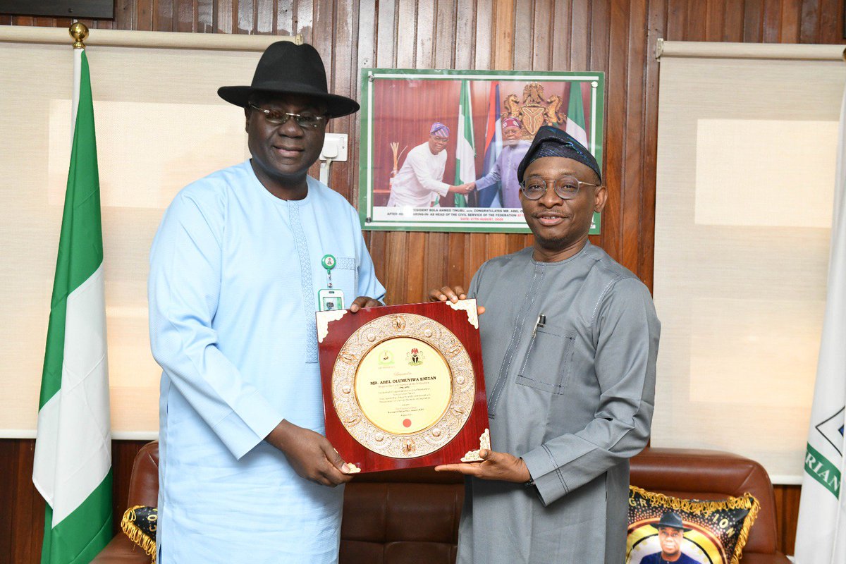 gituwa01's tweet photo. Director-General/CEO.  BPP. Dr. Adebowale A. Adedokun, FCIPS, presenting a souvenir to the Head of Civil Service of Federation, Mr. Olumuyiwa Enitan Abel, during the congratulatory visit. https://t.co/02XFkH30UD