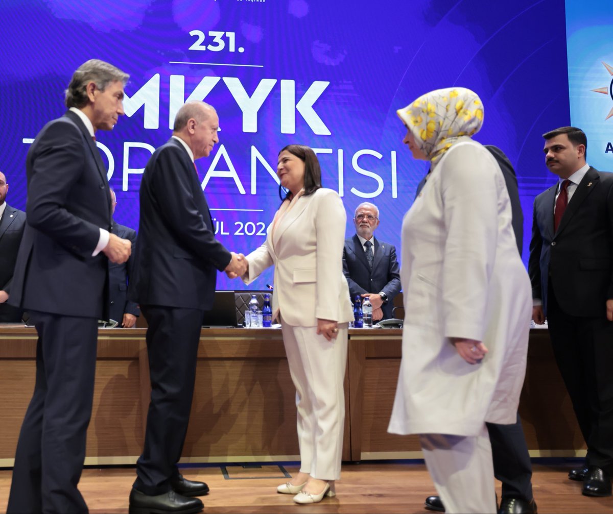 eyupkadirinan's tweet photo. Cumhurbaşkanımız ve Genel Başkanımız Sayın Recep Tayyip Erdoğan, MKYK Toplantımızda bugün; 

İzmir Foça Belediye Başkanı Saniye Fıçı, 
Kayseri Akkışla Belediye Başkanı Mustafa Dursun, 
Kayseri Felahiye Belediye Başkanı Şeref Güleser ve 
Muş Merkez Sungu Belde Belediye Başkanı Burhan Sayılgan’a rozetlerini taktı.

Üsküdar Belediye Başkanvekili seçilen Dündar Ziya Gültekin ve Menderes Belediye Başkanvekili seçilen Asuman Şen’i tebrik eder, çalışmalarında kolaylıklar dilerim.

Büyük ve güçlü AK Parti ailemize katılan Belediye Başkanlarımıza hoş geldiniz diyor, rozetlerinin hayırlı olmasını temenni ediyorum 🇹🇷
