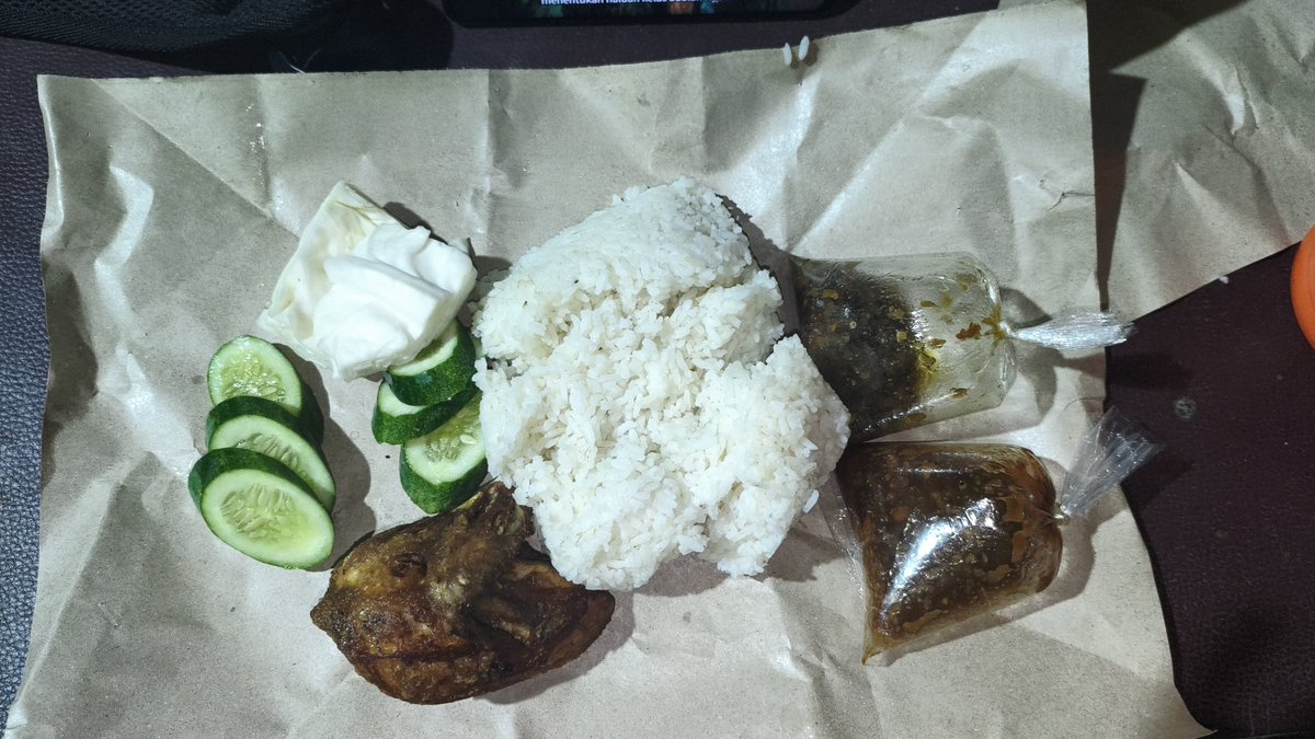 Soundofunder's tweet photo. seporsi kenangan hampa , tqtq https://t.co/jDcAcvGpCw