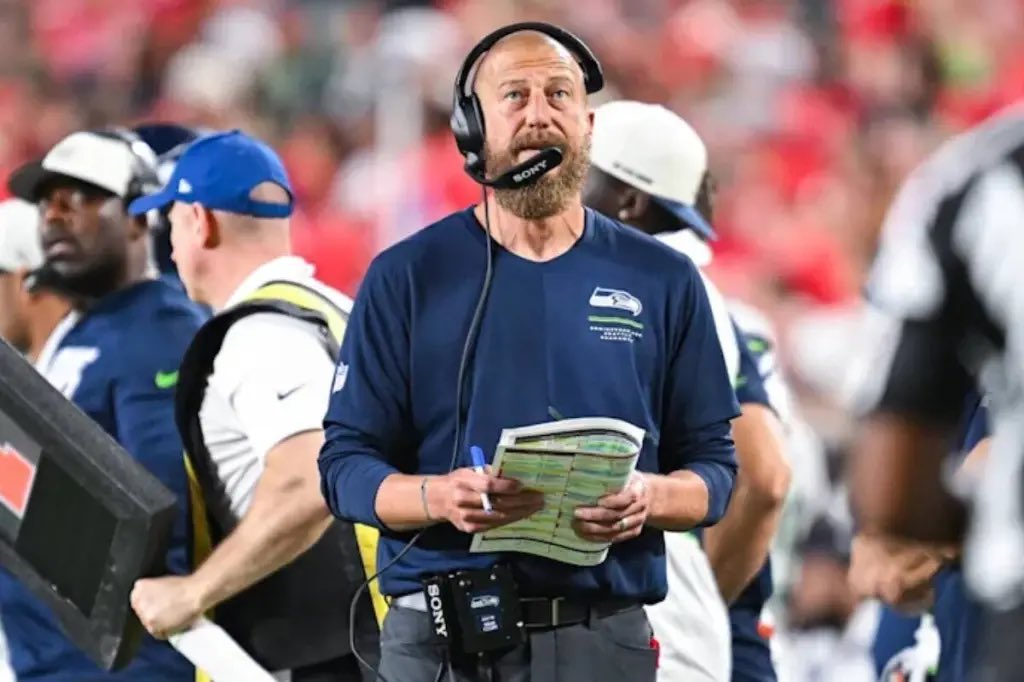 Leo_SM32's tweet photo. Brian Fleury me quedó a deber bastante. Tenía buenas expectativas de lo que podía hacer con los Seahawks, pero sinceramente, ayer parecía un copy-paste de la ofensiva de Kubiak. Ideas y conceptos similares, pero sin la misma comprensión de lo que hacía funcionar el sistema. https://t.co/tLXYppa1sZ