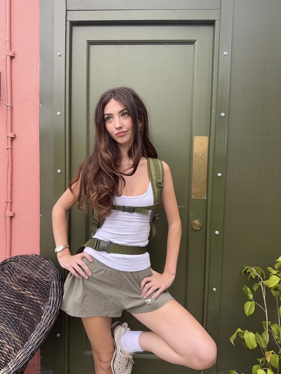 perturbarei's tweet photo. ┄──┄ ✶ fichα on

greta catchlove ✴︎ @pwlarism
✴︎ idαde: 20 anos. 
✴︎ pronomes: ela/dela.
✴︎ sexuαlidαde: bissexual. 
✴︎ cαsα: lufa-lufa. https://t.co/JPY02SkwkL