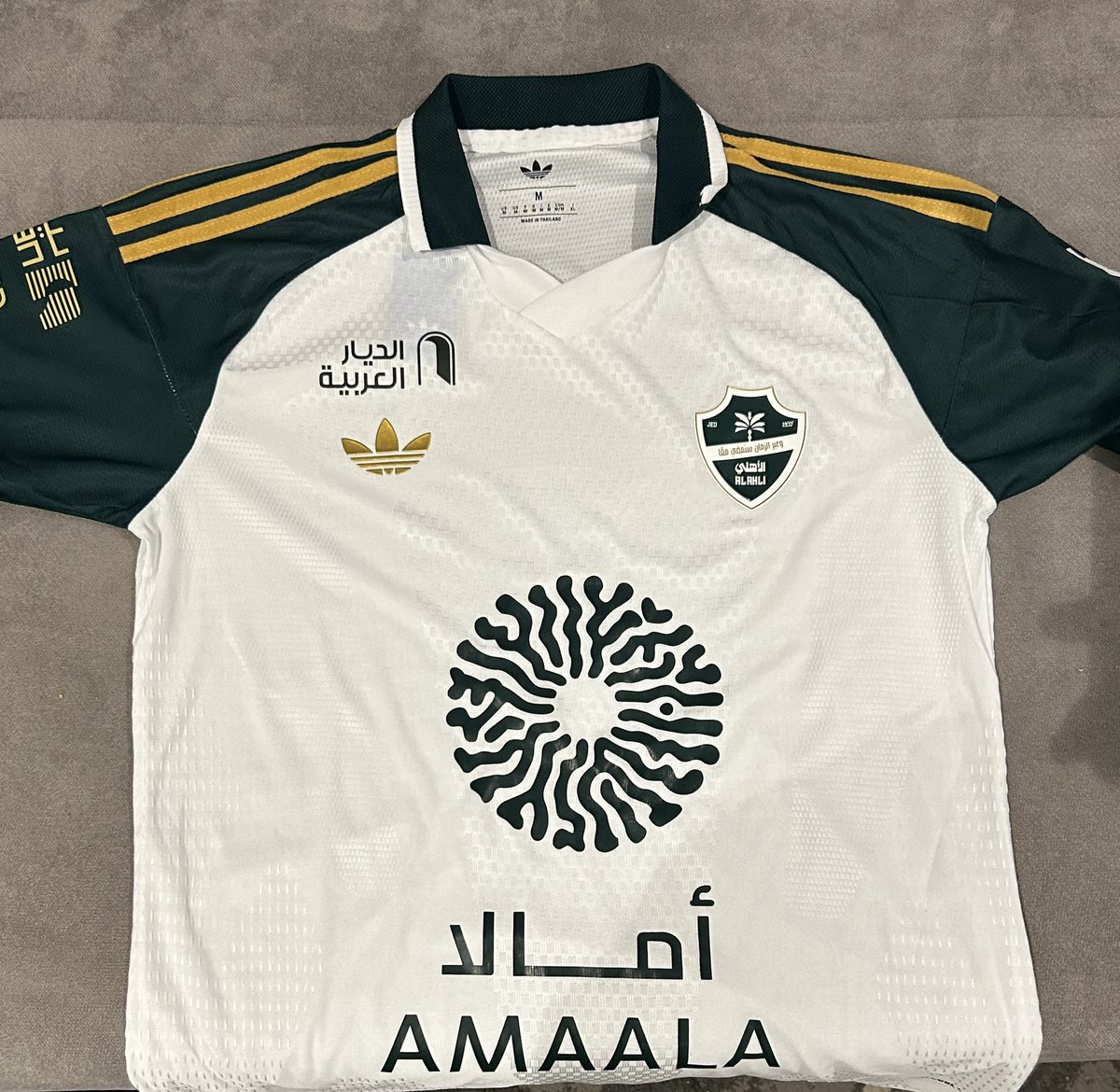 Tvew_'s tweet photo. أجمل شي وصلني من فترة بلا منازع

انا يمكن من اكثر الناس اللي اهتم لجودة التيشيرت اللي يوصلني ، والتيشيرت ذا حرفيًا جاز لي بكل المقاييس 

جودة + سعر ممتاز + من متجر أهلاوي بالكامل ، المتجر مختص بكل شيء يخص الأهلي 

لذلك لمن يثق التيشيرت خياااالي 👌🏼💚 https://t.co/VBfJXh9OsV