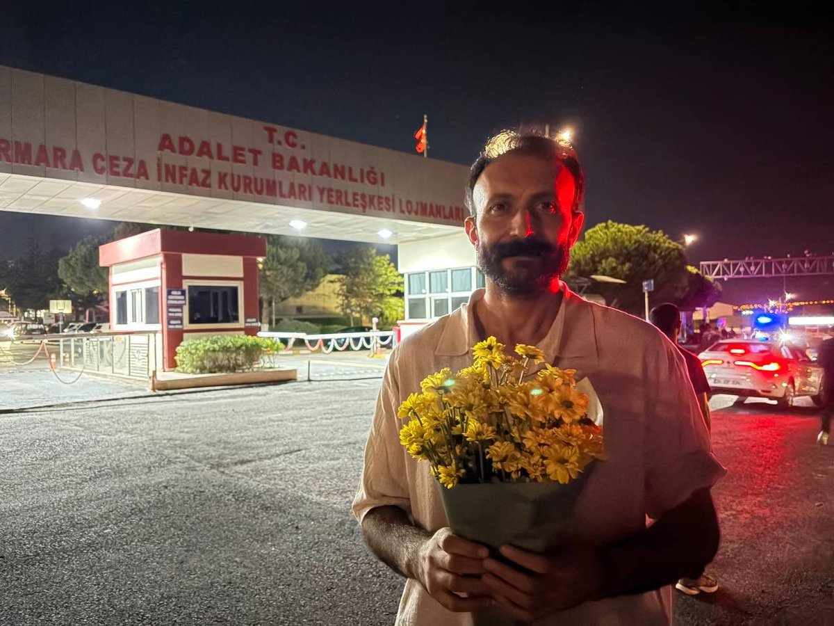 espresmi1's tweet photo. 3 Şubat’tan bu yana tutsak edilen, partimizin önceki iki dönem Eş Genel Başkanlığı görevini üstlenmiş yoldaşımız Şahin Tümüklü’yü Marmara Kapalı Hapishanesi’nden karşıladık.

Hoş geldin yoldaş. 💐 https://t.co/u9bHUiCkhi