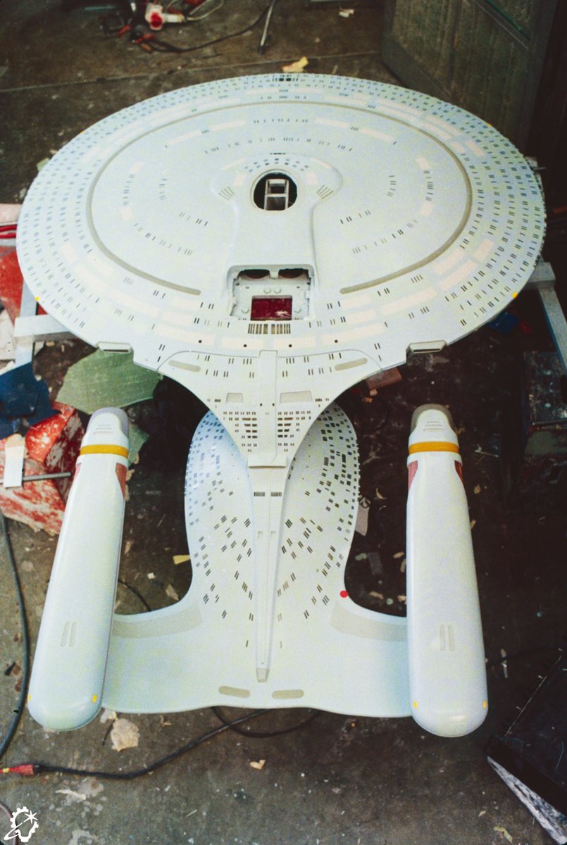 ILMVFX's tweet photo. Our epic voyage through more than 40 years of shared history between ILM and Star Trek concludes with our latest story on https://t.co/MuIAmBPltJ. Writer Jay Stobie talks with past and present ILMers John Knoll, Kim Smith, Roger Guyett, and Ken Ralston, as well as longtime Star Trek visual effects supervisor Dan Curry, about everything from Generations to Into Darkness. 

Read here: https://t.co/v68eTKM8Ql
