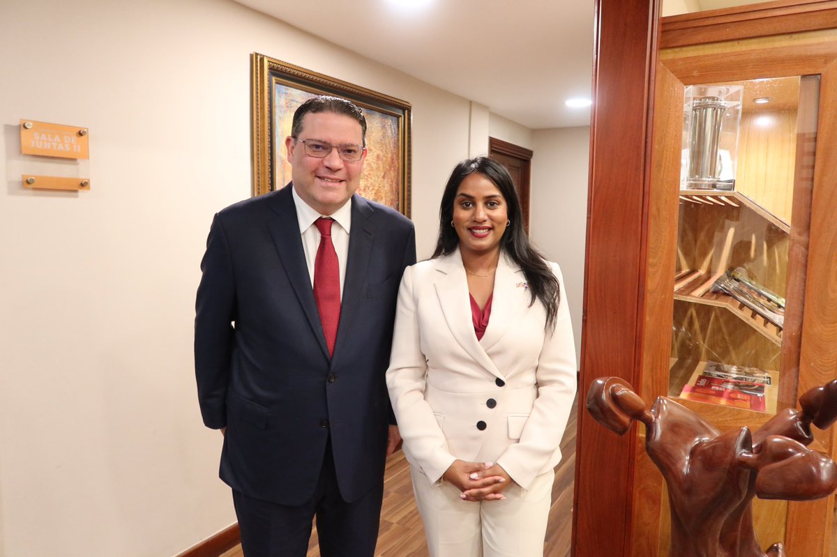 ukindomrep's tweet photo. 🤝🏼 @Uma_Kumaran y @CarolvanderWalt se reunieron con @SanzLovaton de @MIC_RD para conversar sobre cómo seguir fortaleciendo los vínculos comerciales entre 🇬🇧 y 🇩🇴 e impulsar iniciativas que promueven el crecimiento sostenible y la economía circular. https://t.co/bDSppIZnDV