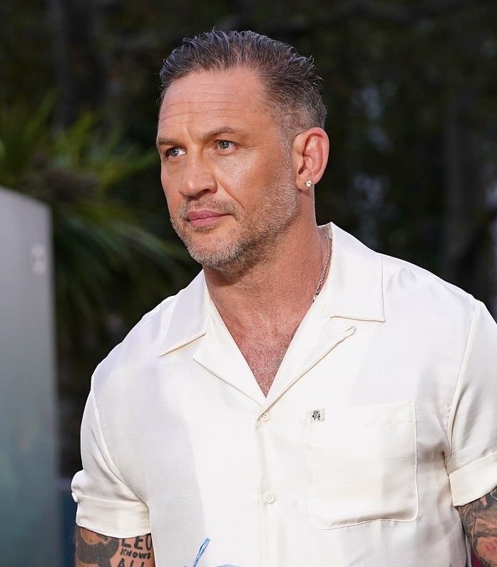 _Berrybea's tweet photo. This MEN is a pure PERFECTION 💖💖💖

Absolutely DIVINE 🔥

and that earring… 🥵🥵 
#tomhardy #mobland2 https://t.co/8TSEYdIjy9