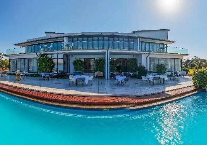 Aaron_JamesZA's tweet photo. Bafowethu meet Aubrey Bvumbi a successful businessman who is the founder & CEO of Nandoni Waterfront Resort situated in the shores of Nandoni Dam in Venda, Limpopo. The resort offers an opulent  accomodation with pools, beauty spa, a game drive, with an encounter of Zebras, Kudus, and other animals. 

He is also the founder and owner of Thabelo Funeral Embassy - a funeral cover with headquarters located in Thohoyandou, Limpopo. 🙌🏿