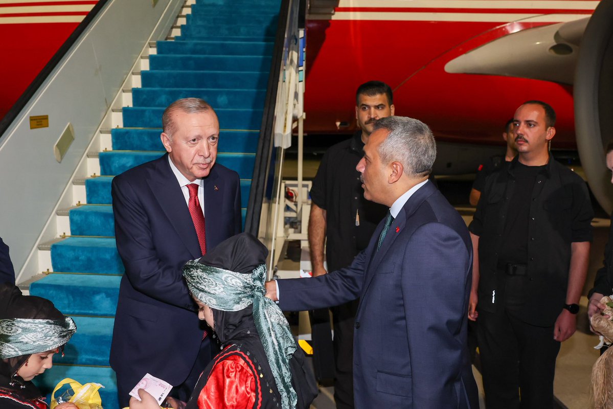 RizeVali's tweet photo. 🇹🇷 Cumhurbaşkanımız Sayın Recep Tayyip Erdoğan, ana ocağı, baba yurdu, ata toprağı #Rize’de…

Bir dizi ziyaret ve toplu açılış törenine katılmak üzere ilimizi teşrif eden Cumhurbaşkanımız Sayın Recep Tayyip Erdoğan ve eşi Emine Erdoğan Hanımefendi, #RizeArtvinHavalimanı’nda Valimiz Sayın İhsan Selim Baydaş, eşi Zeyneb Baydaş Hanımefendi ve il protokolü tarafından törenle karşılandı.

📍 Cumhurbaşkanımız Sayın Recep Tayyip Erdoğan, 11 Eylül 2026 Cuma günü saat 14.00’te Valilik Tören Alanı’nda gerçekleştirilecek “Toplu Açılış Töreni”nde hemşehrileriyle buluşacak.

Tüm hemşehrilerimizi bu büyük buluşmaya davet ediyoruz.

@RTErdogan 
@ihsanselimb